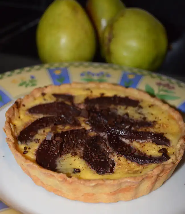 Torta de Chocolate com Peras ao Vinho